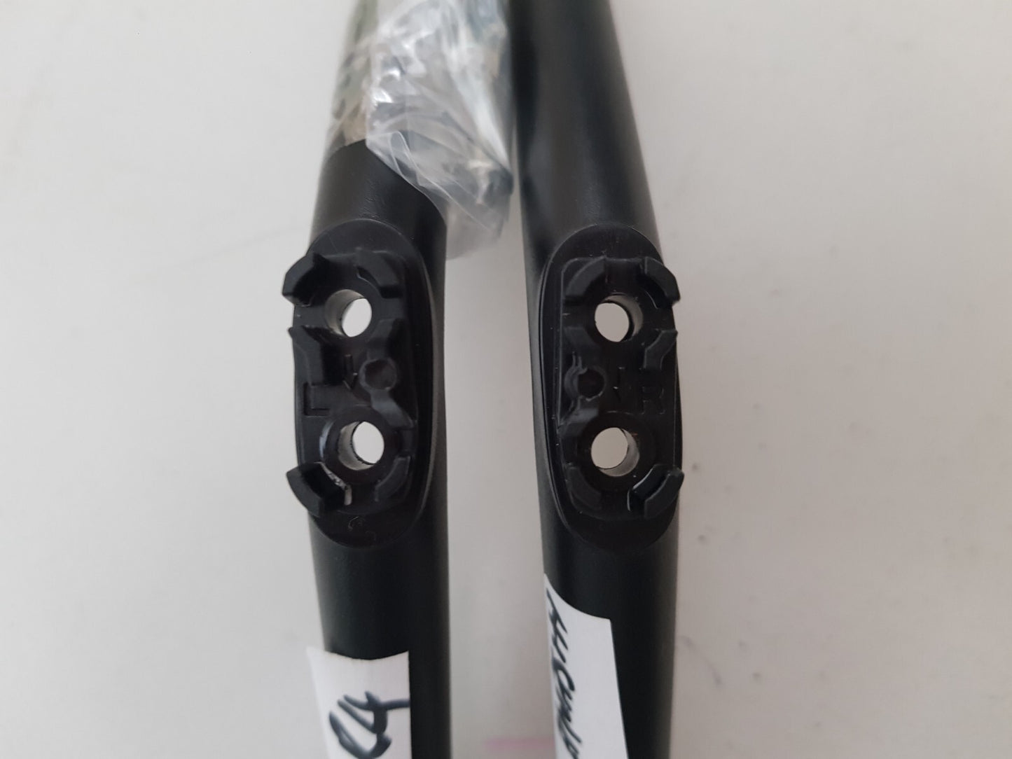 GENUINE HISENSE 32R4 L&R FEET & SCREWS