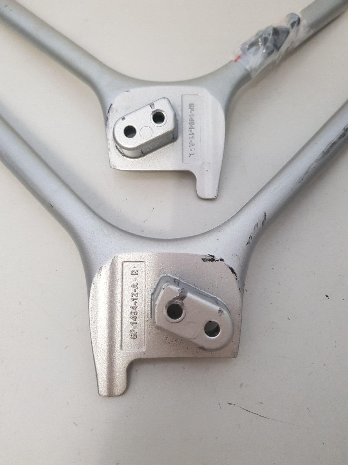 HISENSE 65R6 L&R FEET & SCREWS