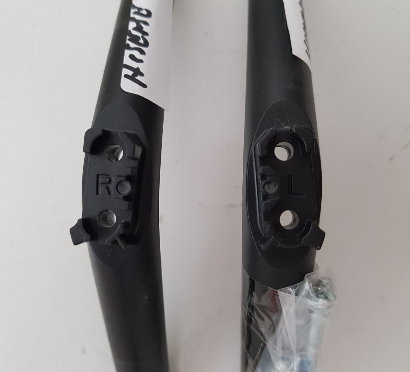 GENUINE HISENSE 40R4 L&R FEET & SCREWS