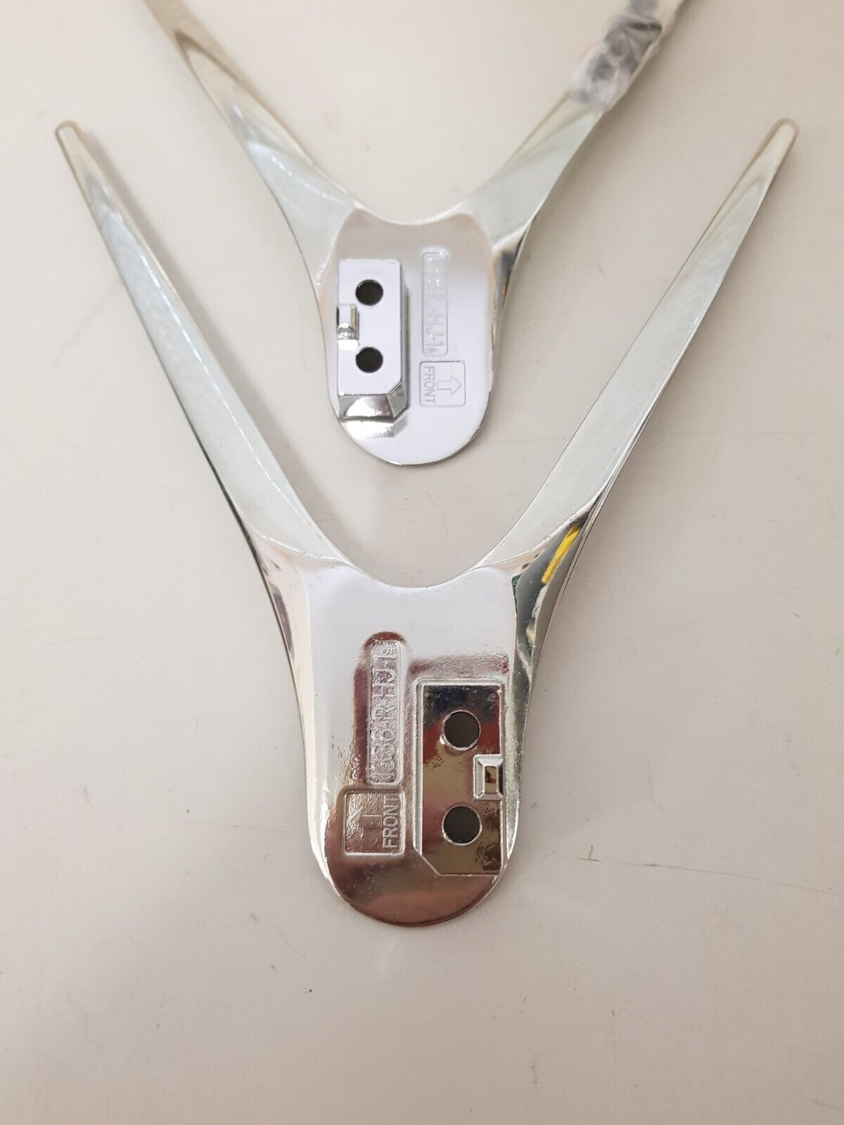 GENUINE HISENSE 55R7 L&R FEET & SCREWS