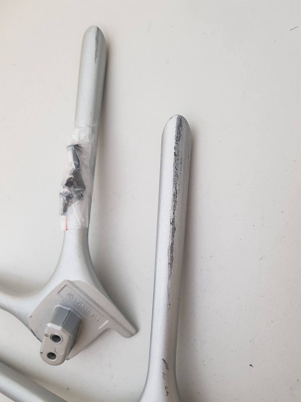 HISENSE 65R6 L&R FEET & SCREWS