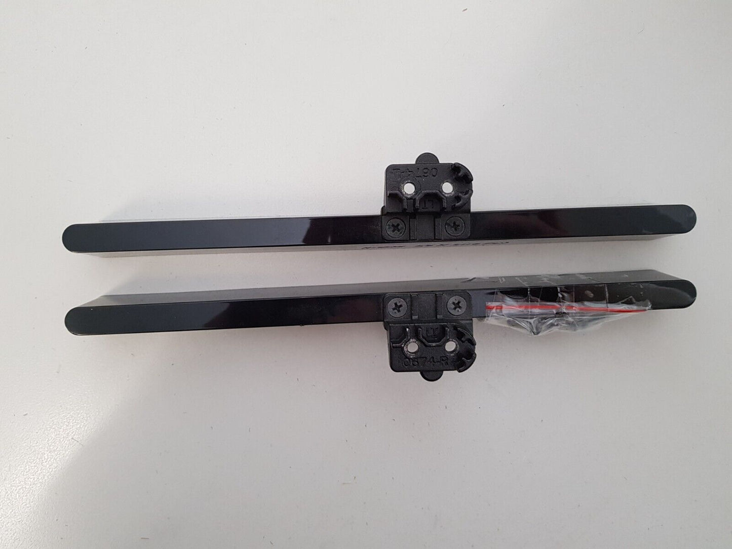 GENUINE HISENSE 55K3110PW L&R FEET & SCREWS