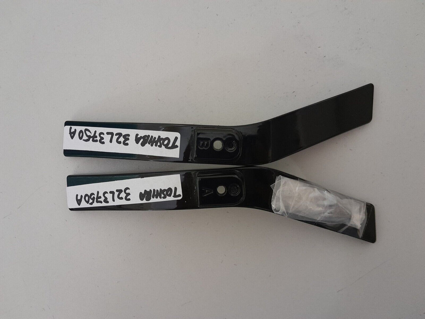 GENUINE TOSHIBA 32L3750A L&R FEET & SCREWS