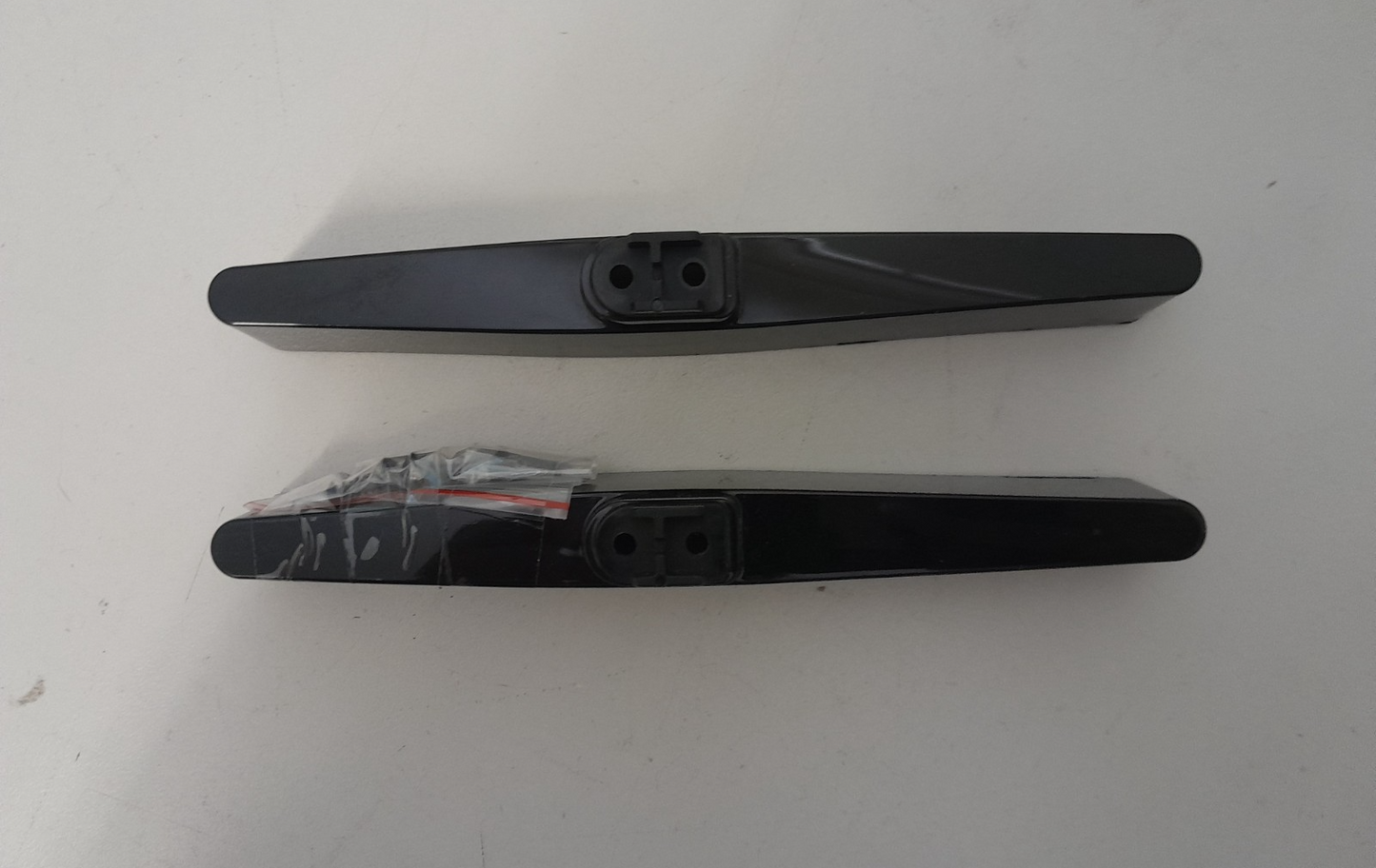 GENUINE HISENSE 32K3110W L&R FEET & SCREWS