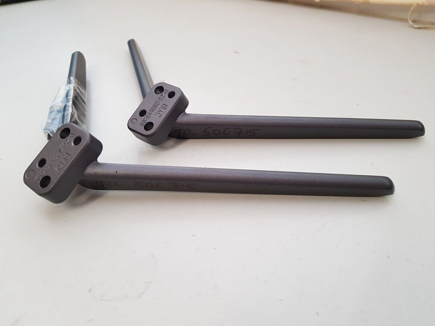 GENUINE TCL 50C715 L&R FEET & SCREWS