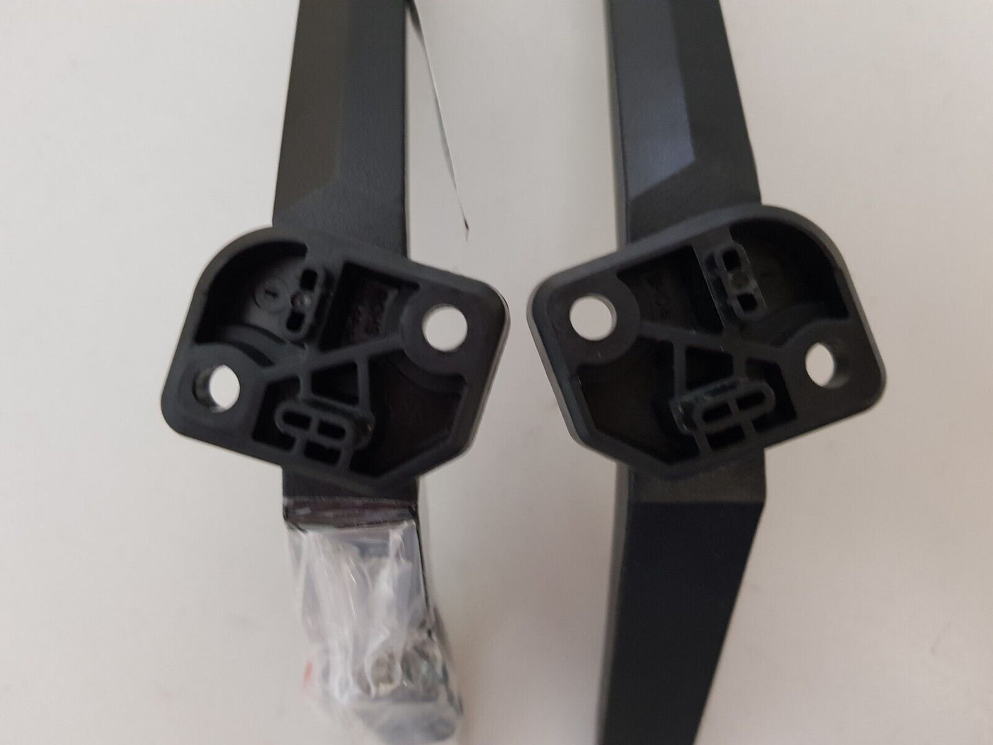 GENUINE HISENSE 40A4KAU L&R FEET & SCREWS