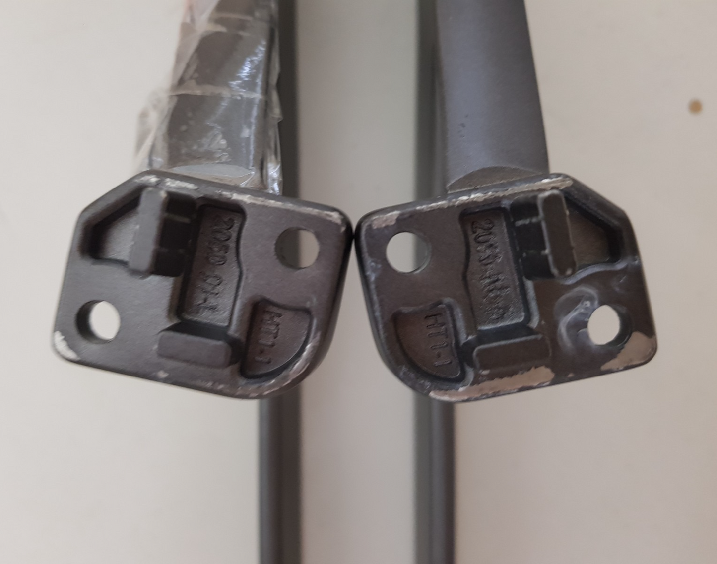 GENUINE HISENSE 75A7G L&R FEET & SCREWS
