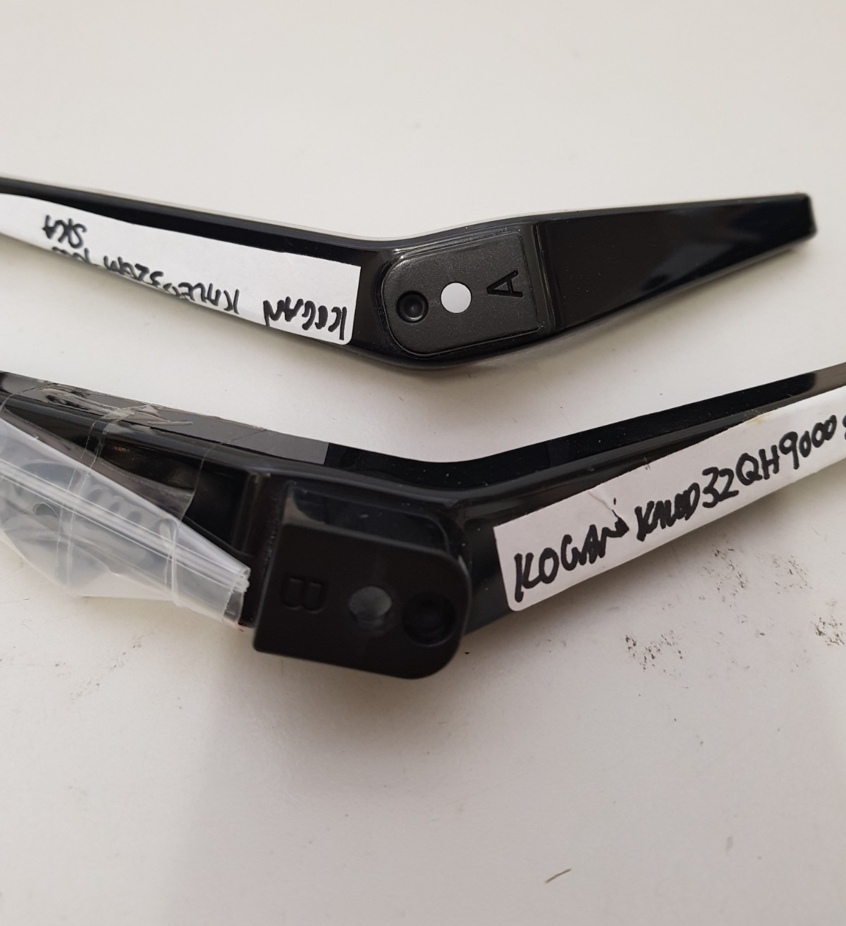 GENUINE KOGAN KALED32QH9000SKA L&R FEET & SCREWS