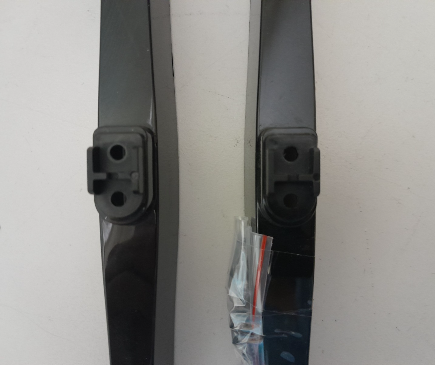 GENUINE HISENSE 32K3110W L&R FEET & SCREWS