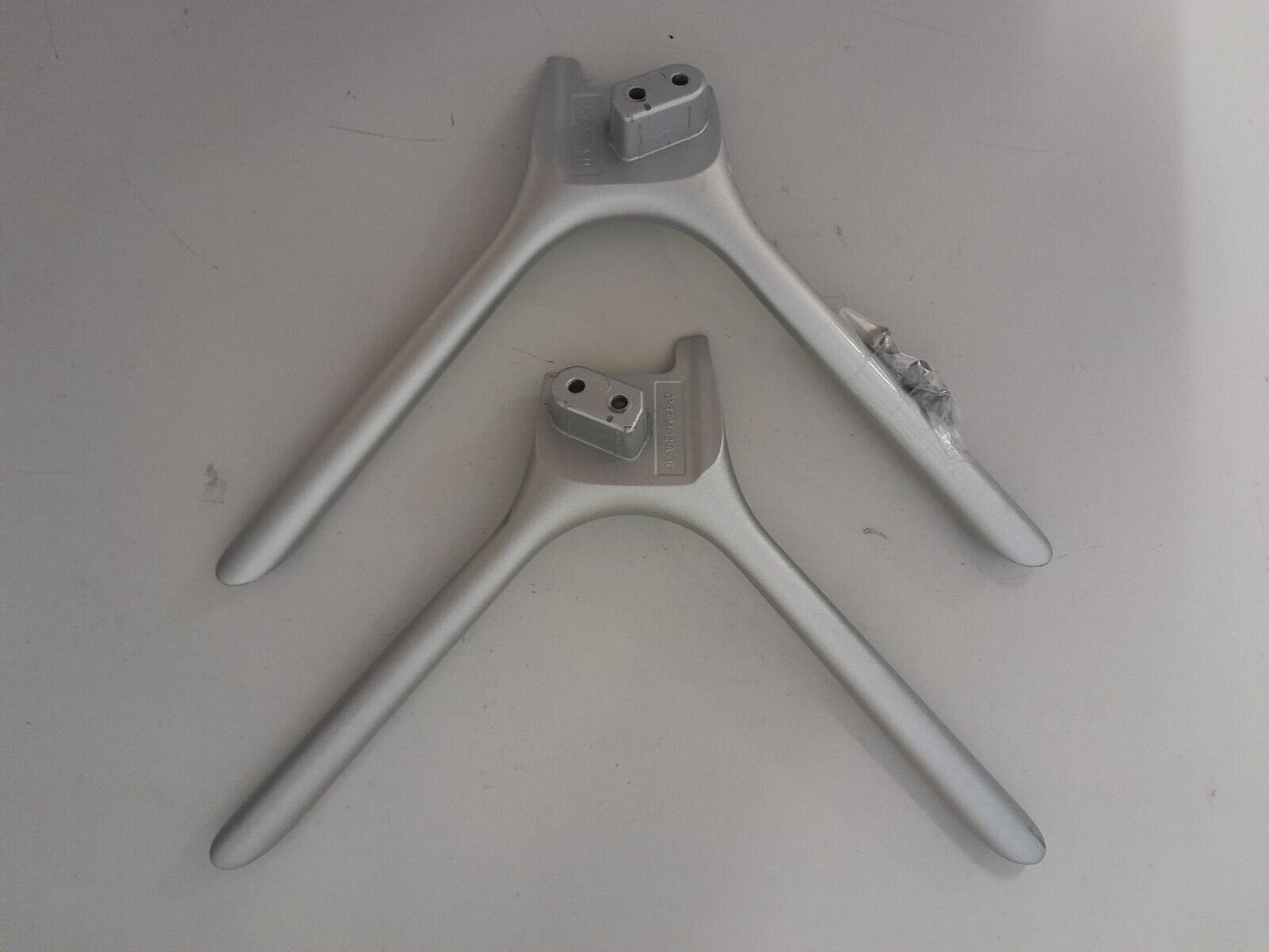 GENUINE HISENSE 65R6 L&R FEET & SCREWS