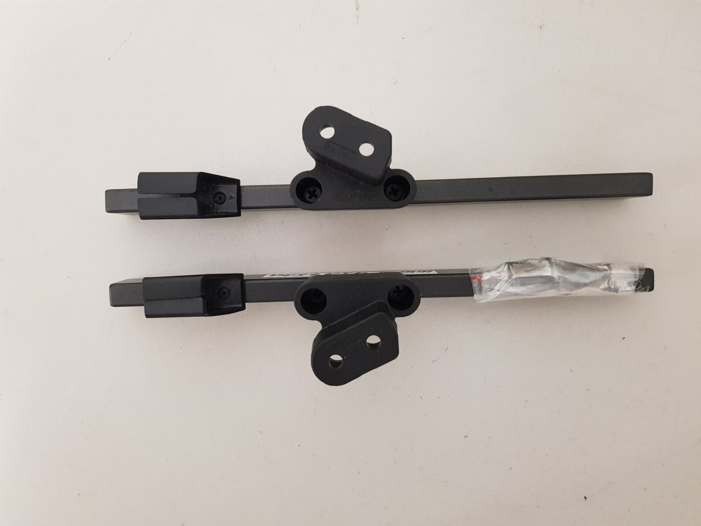 HISENSE 43A7KAU L&R FEET & SCREWS
