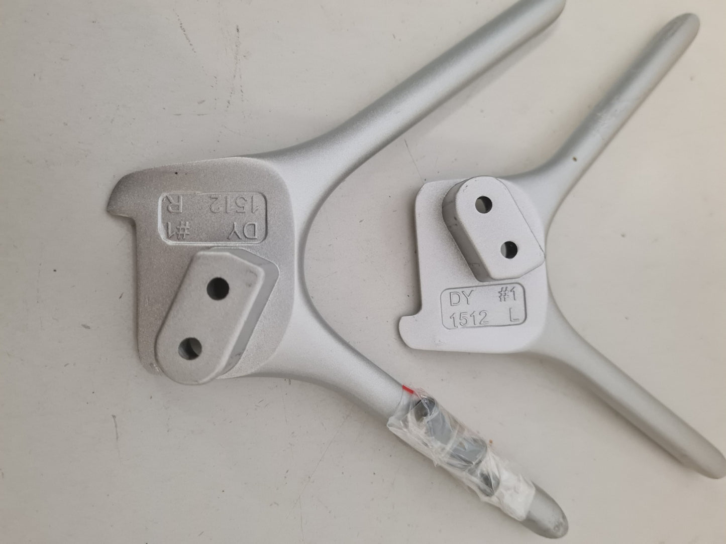 HISENSE 43R6 L&R FEET & SCREWS