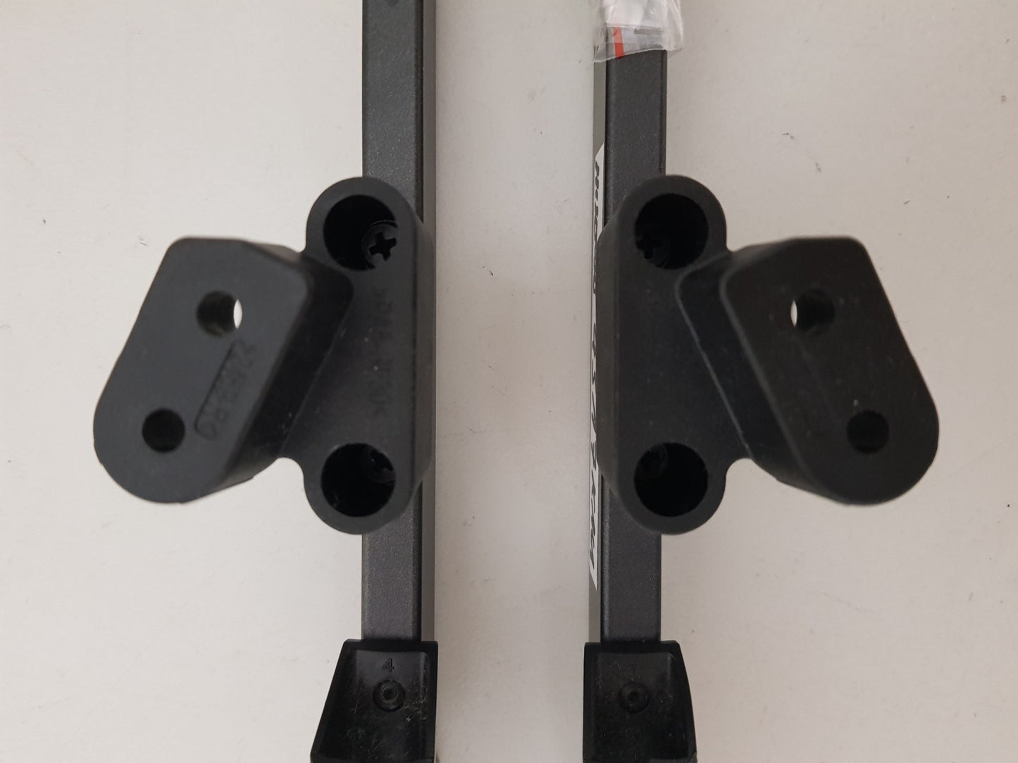HISENSE 43A7KAU L&R FEET & SCREWS