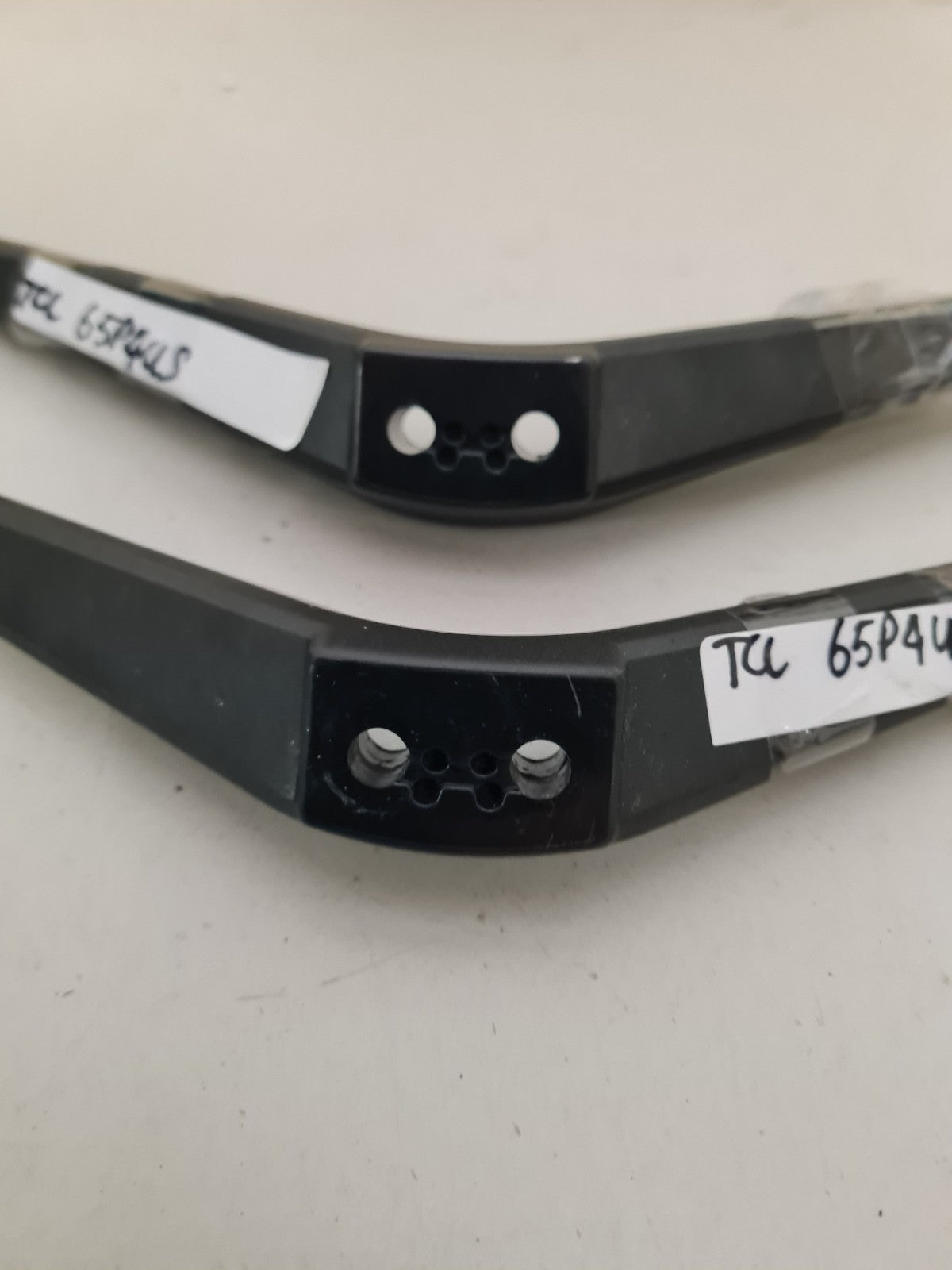 TCL 65P4US L&R FEET & SCREWS