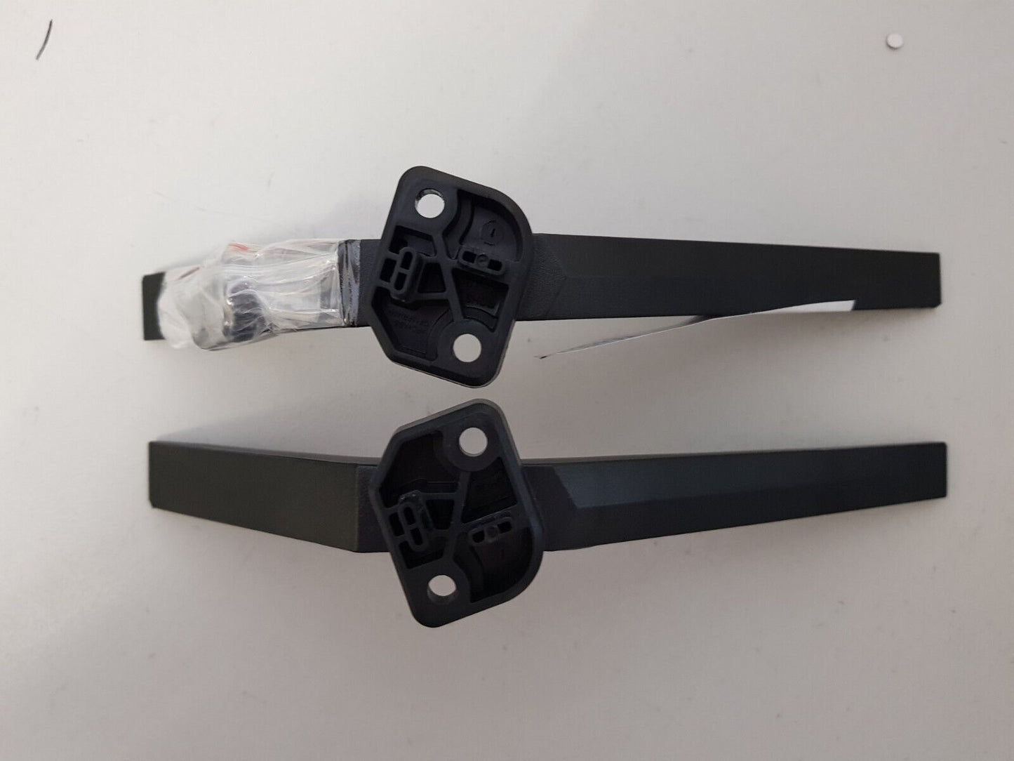 GENUINE HISENSE 40A4KAU L&R FEET & SCREWS