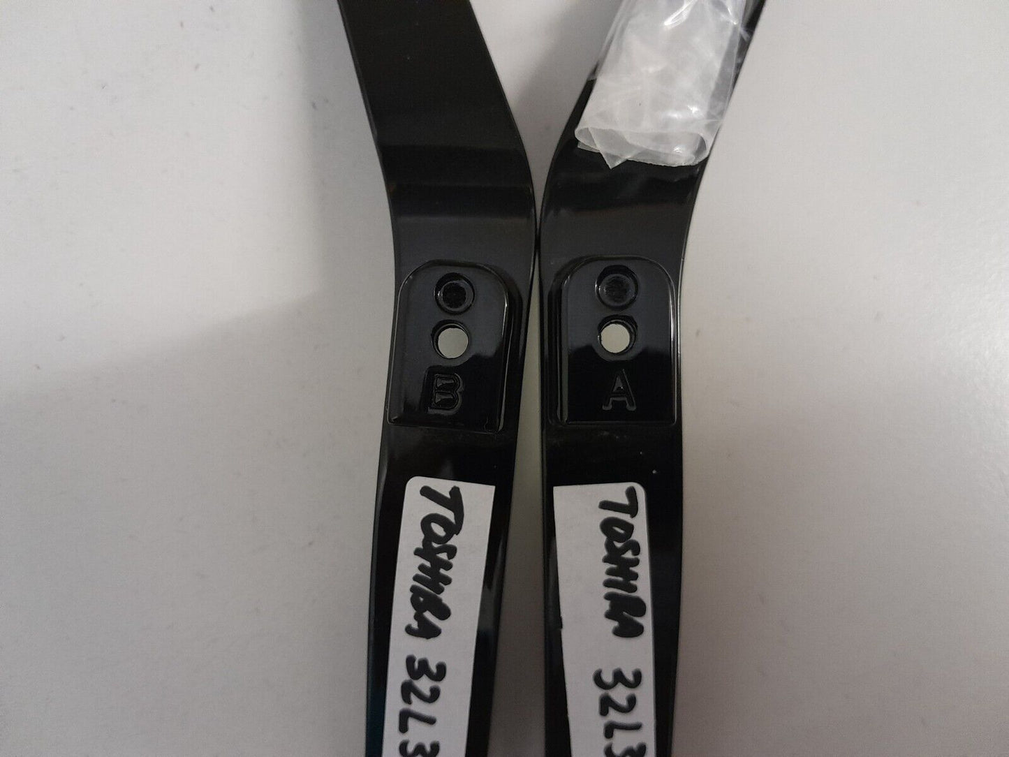 GENUINE TOSHIBA 32L3750A L&R FEET & SCREWS