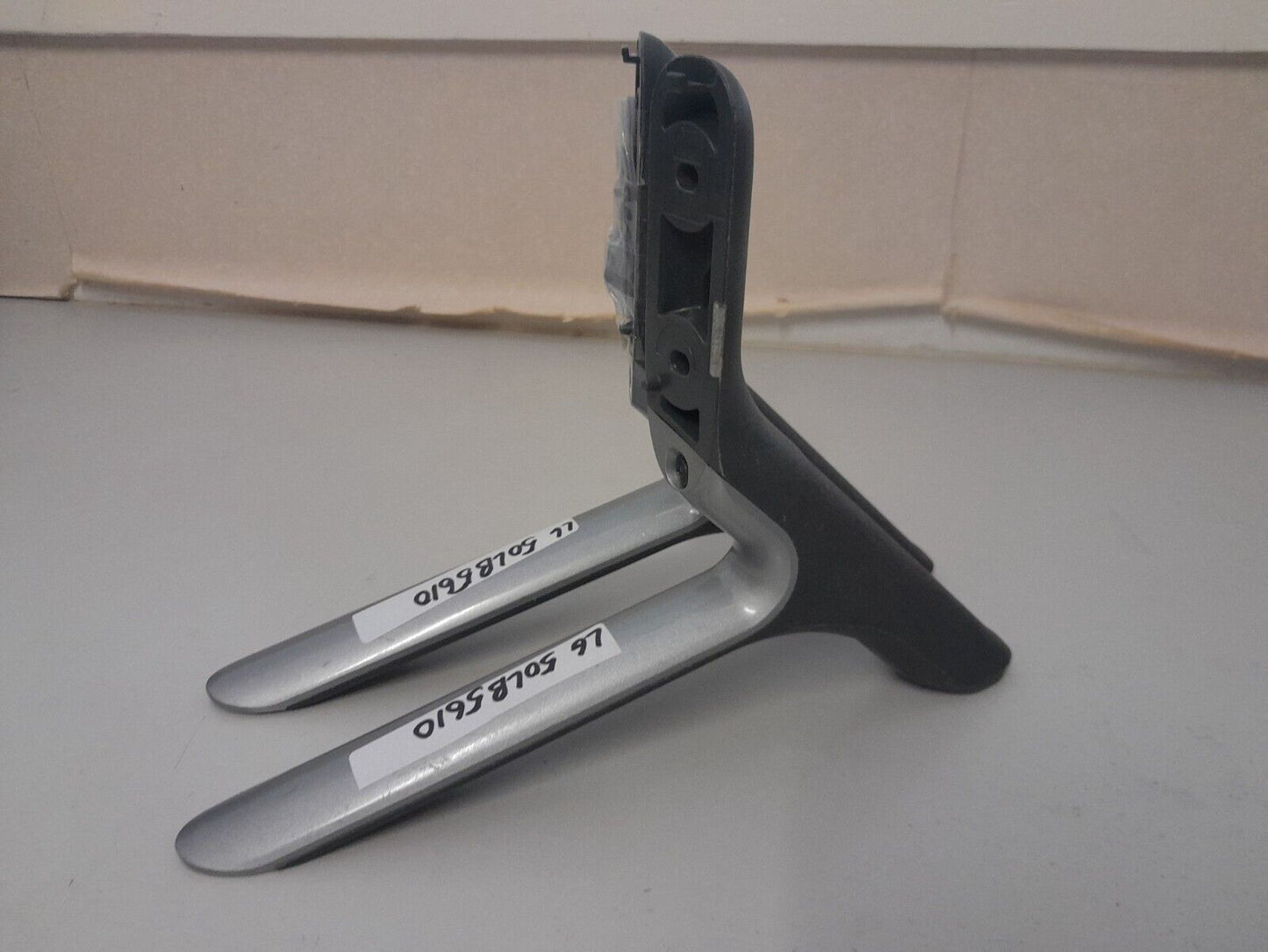 GENUINE LG 50LB5610 L&R FEET & SCREWS