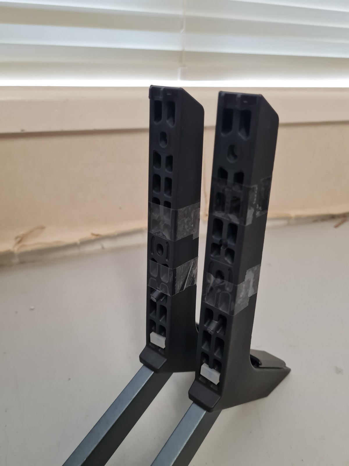LG 65QNED75SRA L&R FEET & SCREWS