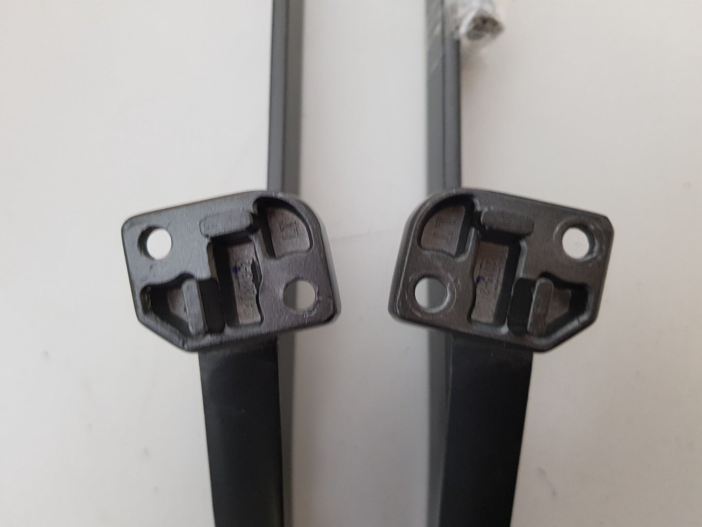 GENUINE HISENSE 65A7G L&R FEET & SCREWS
