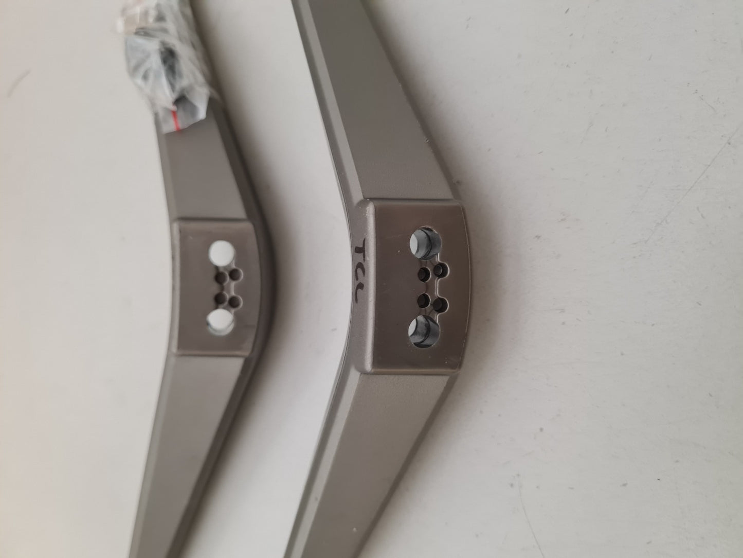 TCL 65E17US L&R FEET & SCREWS