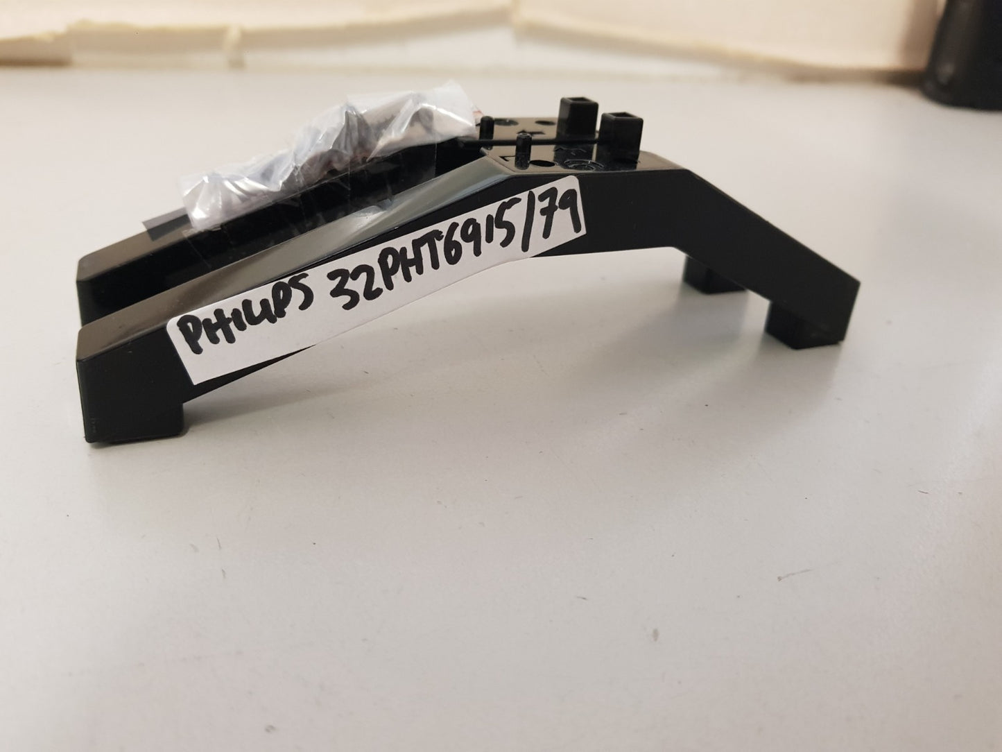 PHILIPS 32PHT6915/79 L&R FEET & SCREWS