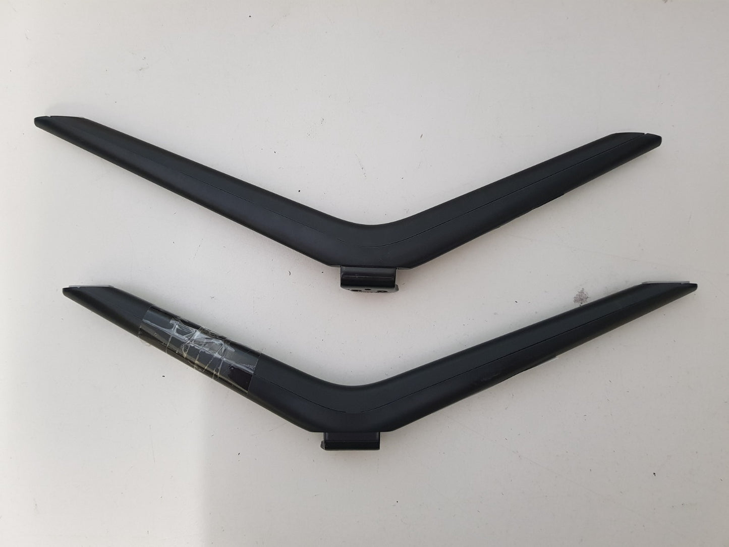 HISENSE 70A6G L&R FEET & SCREWS