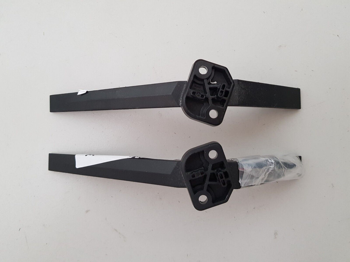 GENUINE HISENSE 40A4NAU L&R FEET & SCREWS