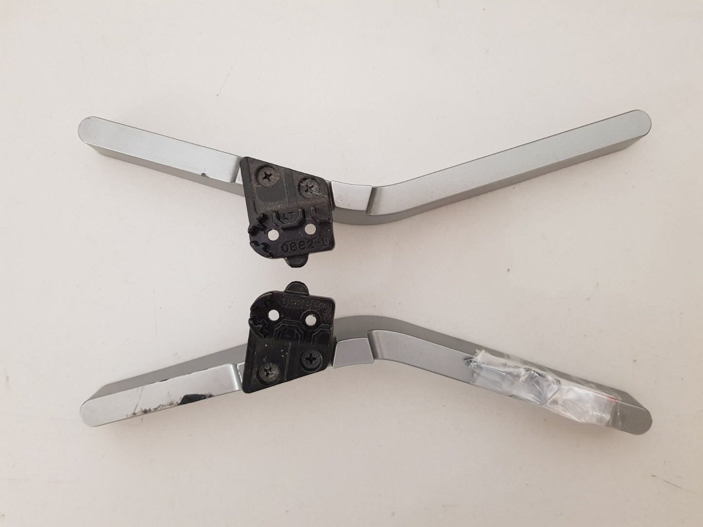 HISENSE 50N6 L&R FEET & SCREWS