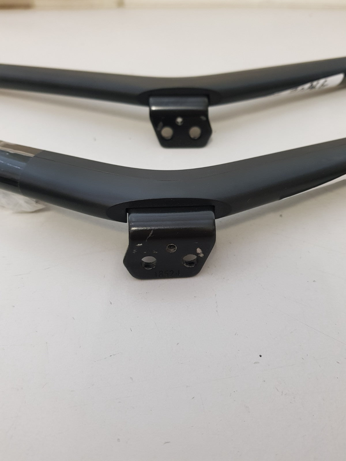 HISENSE 70A6G L&R FEET & SCREWS