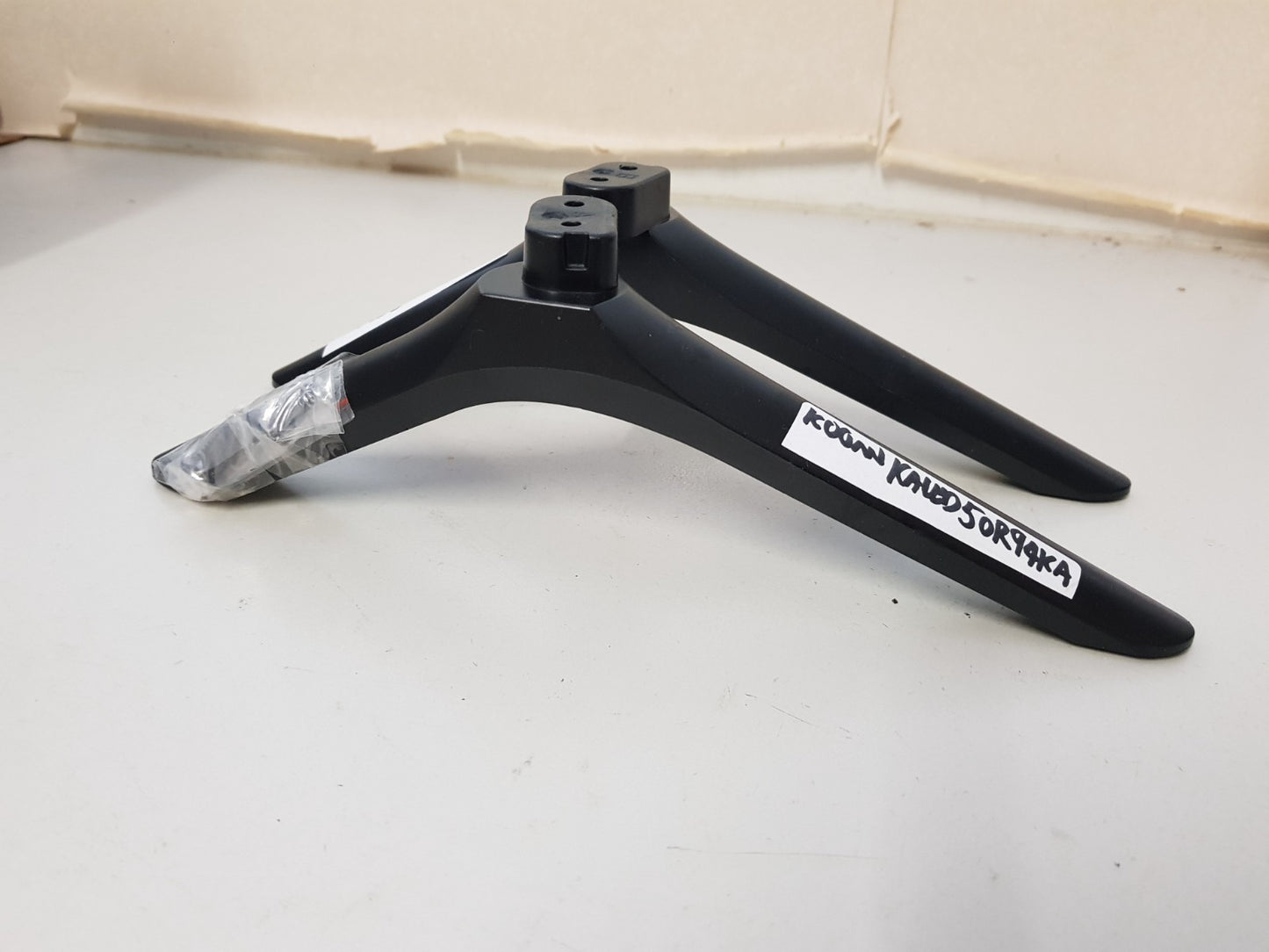 KOGAN KALED50R94KA L&R FEET & SCREWS