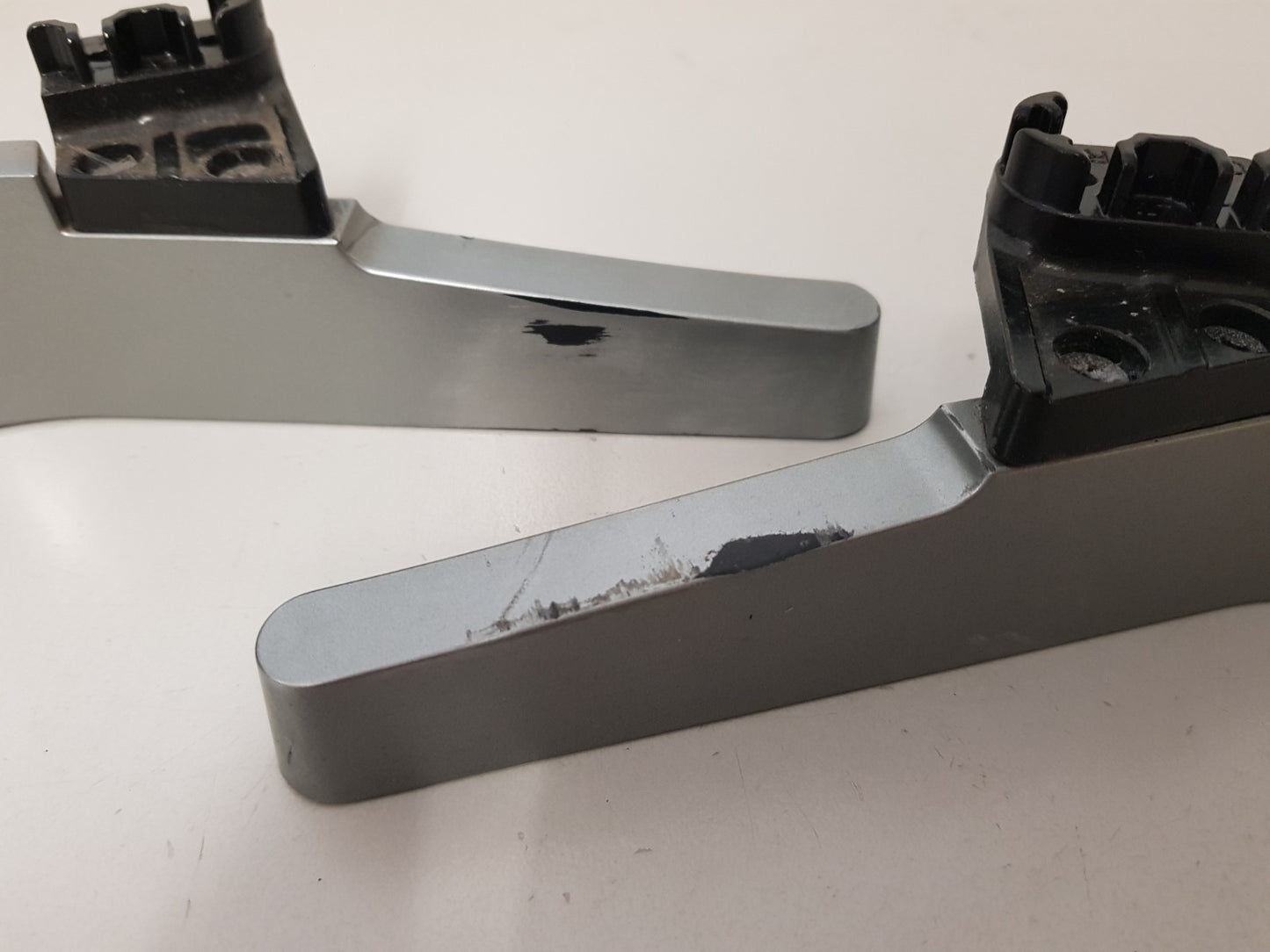 HISENSE 50N6 L&R FEET & SCREWS