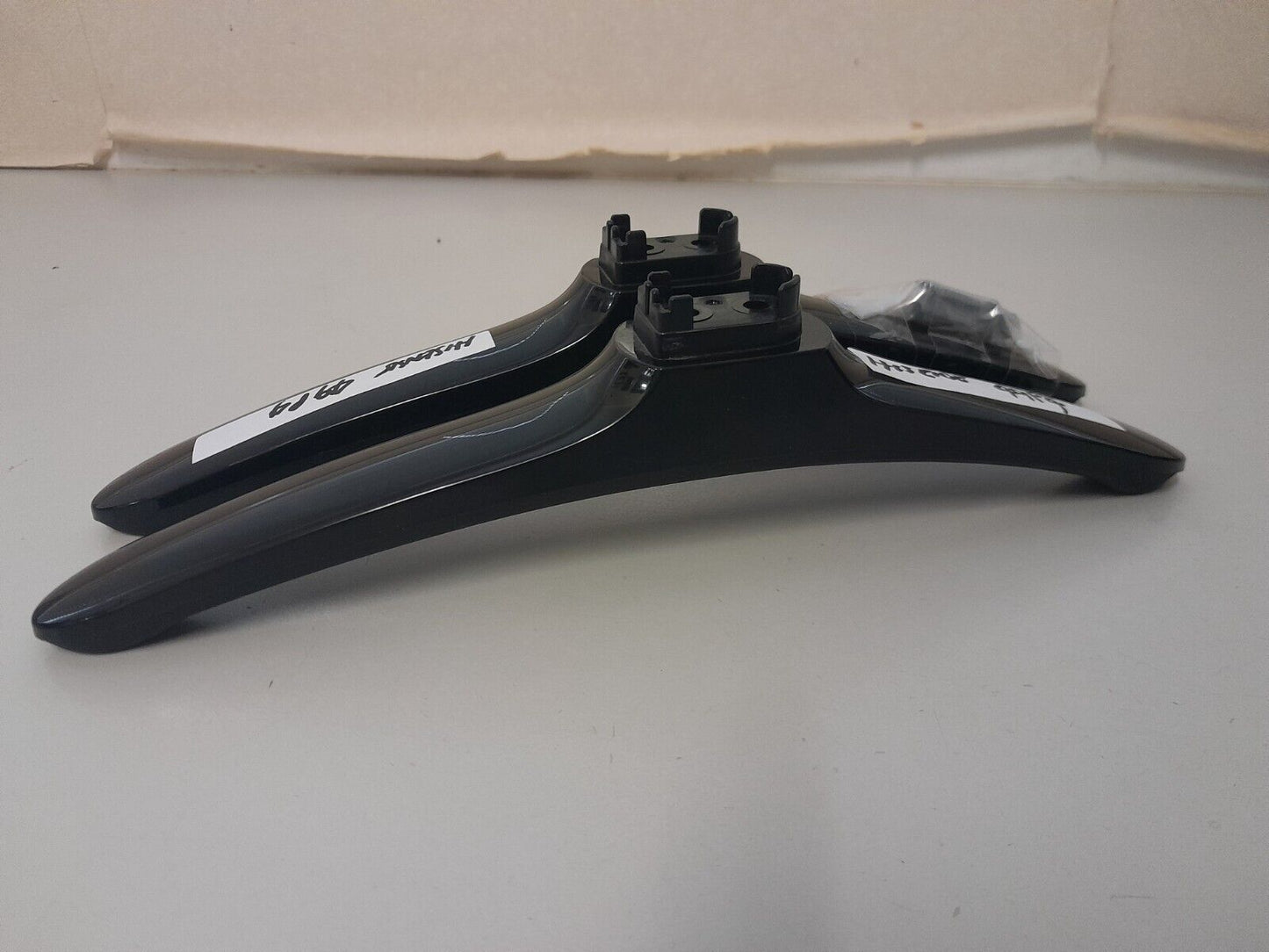 GENUINE HISENSE 49P4 L&R FEET & SCREWS