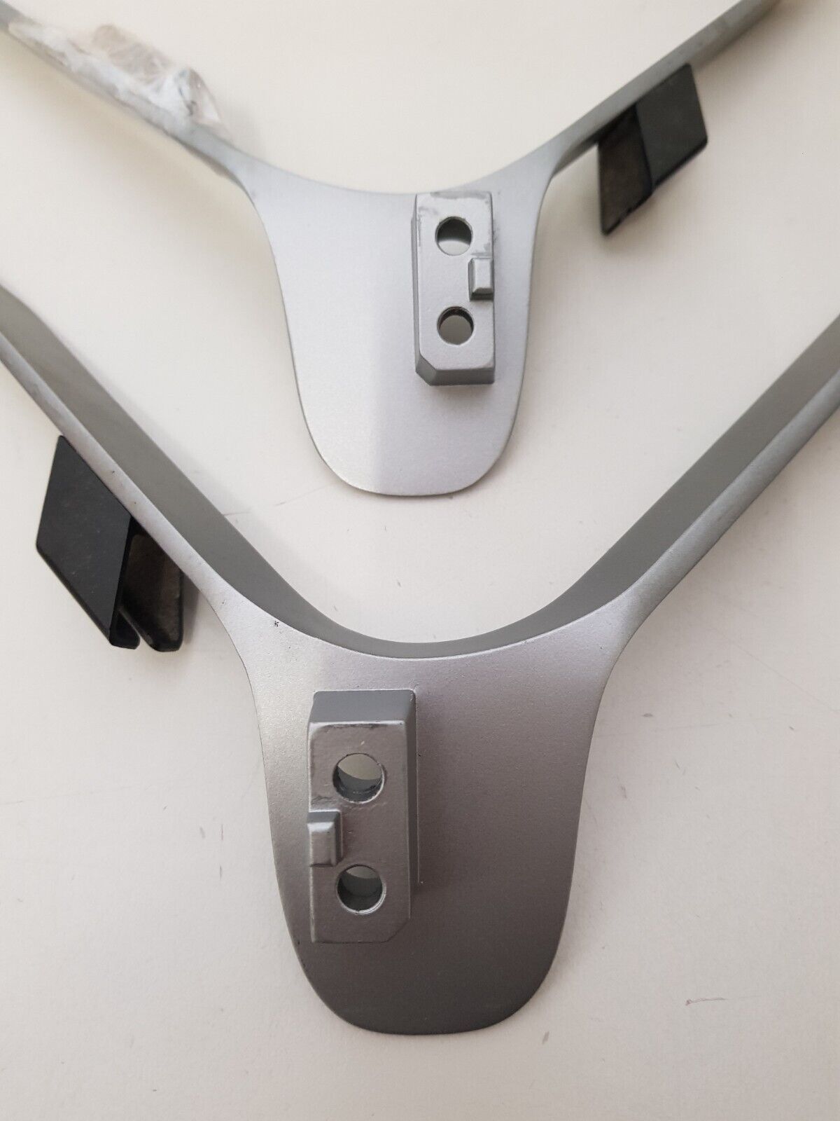 GENUINE HISENSE 50S8 L&R FEET & SCREWS
