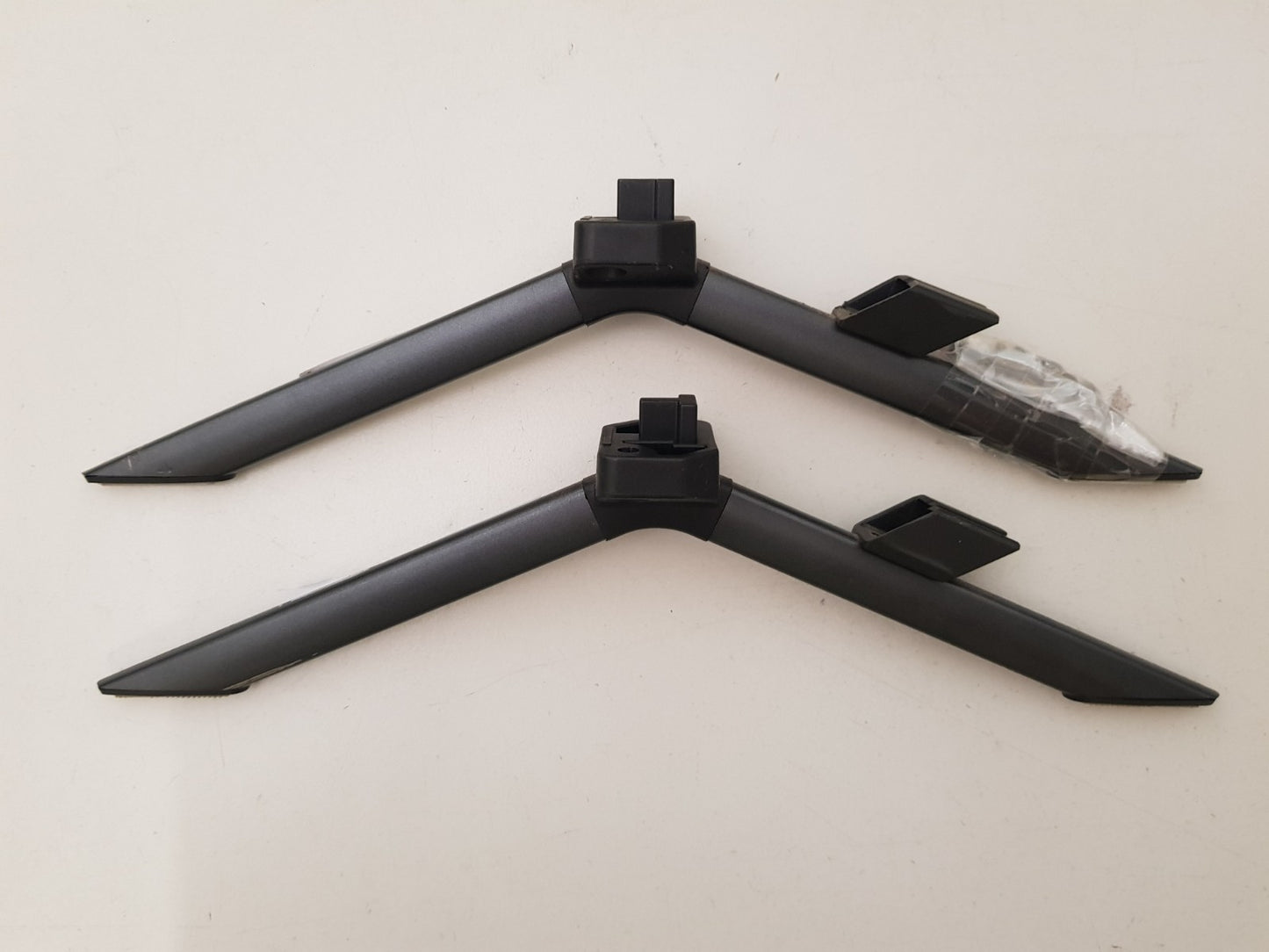 HISENSE 50A7HAU L&R FEET & SCREWS
