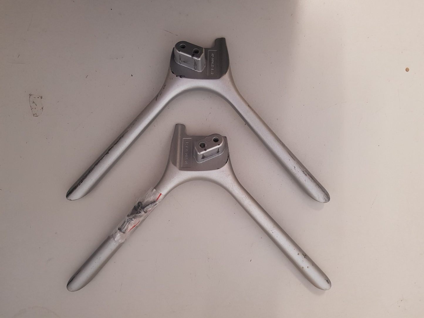 HISENSE 65R6 L&R FEET & SCREWS
