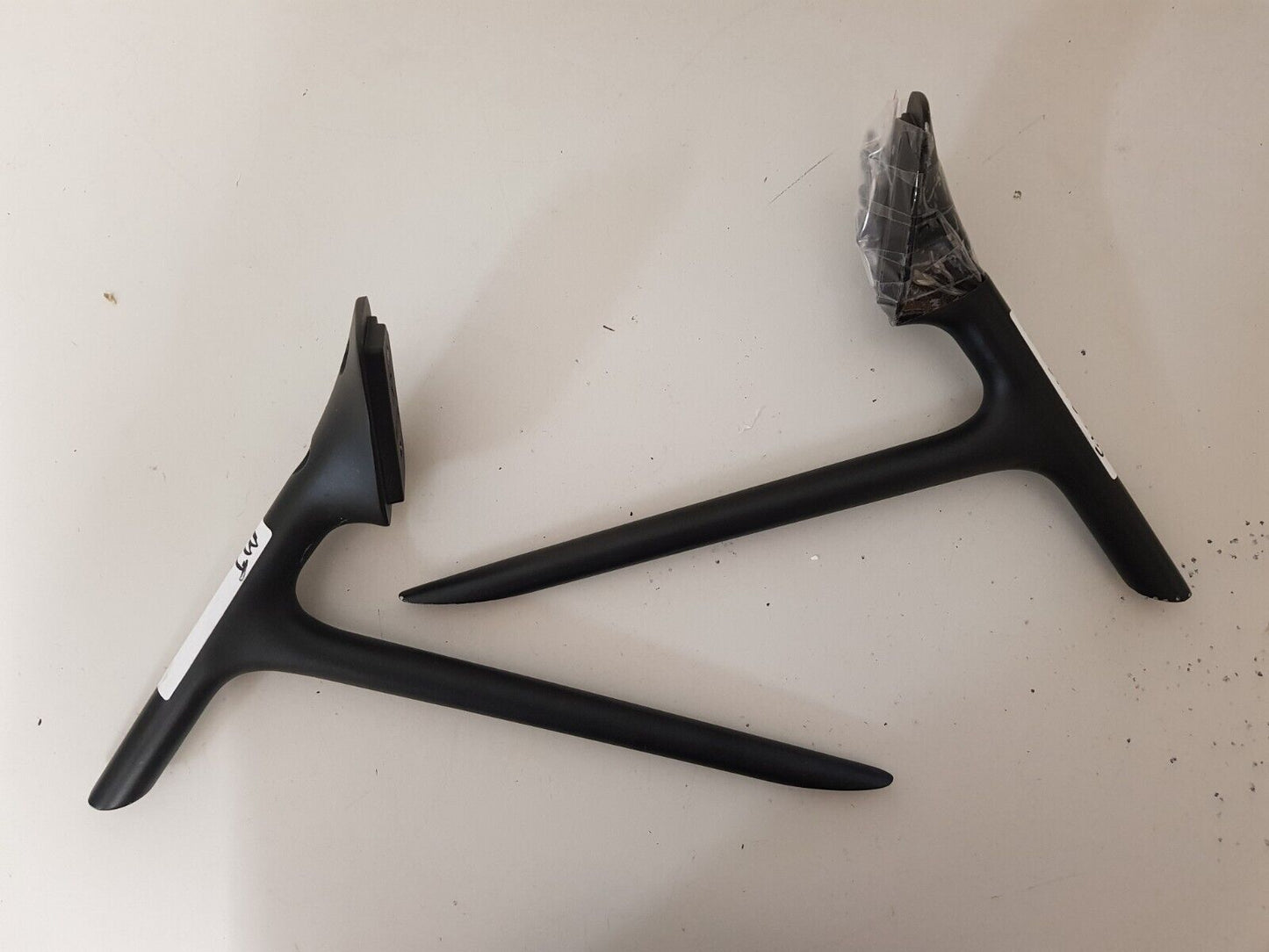 GENUINE MI LE65M5-AR L&R FEET & SCREWS