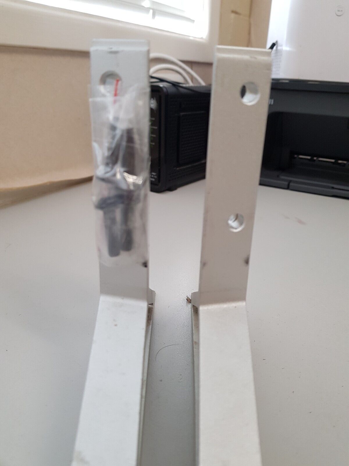 GENUINE TCL U50E5800FS L&R FEET & SCREWS