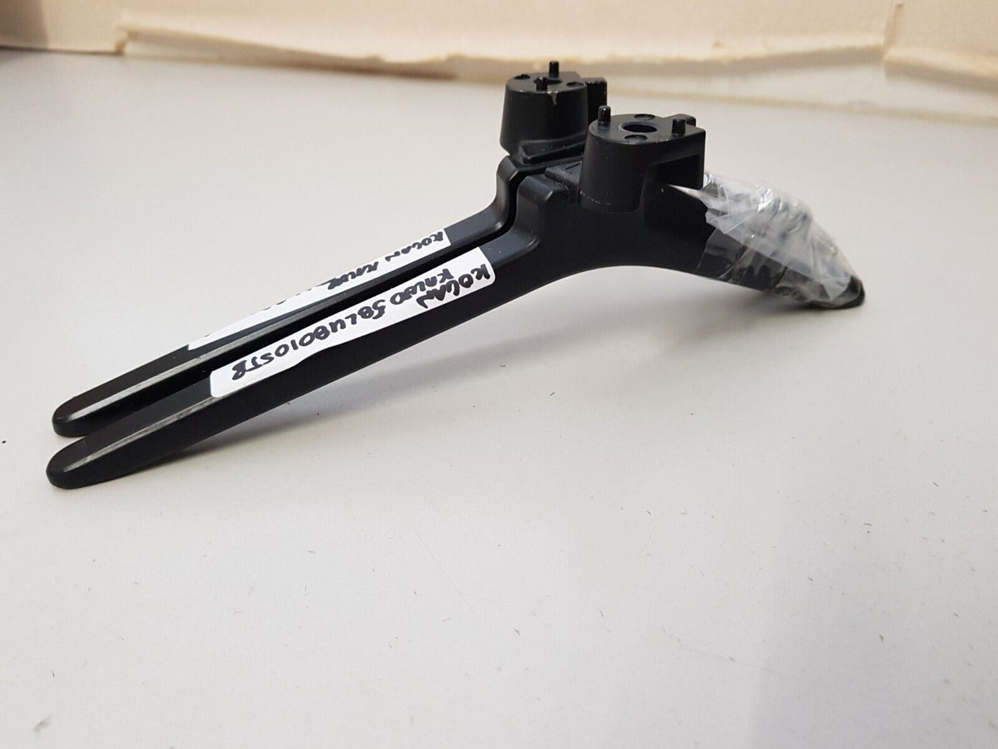 GENUINE KOGAN KALED58LU8010STB L&R FEET & SCREWS