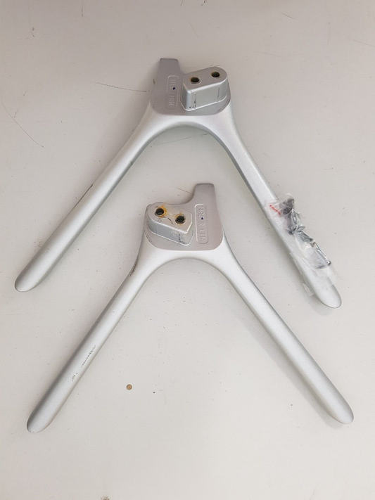 GENUINE HISENSE 50R6 L&R FEET & SCREWS