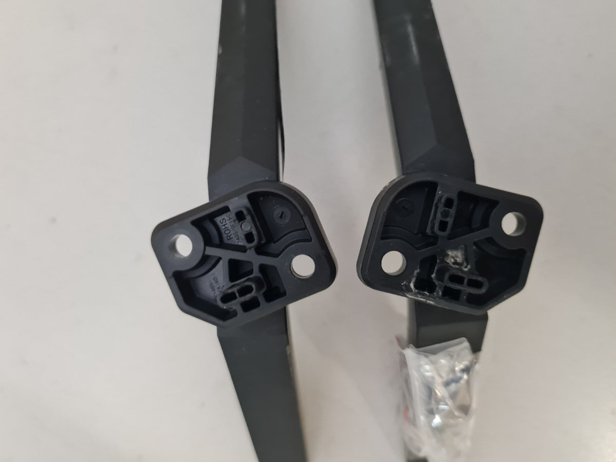 HISENSE 32A4HAU L&R FEET & SCREWS