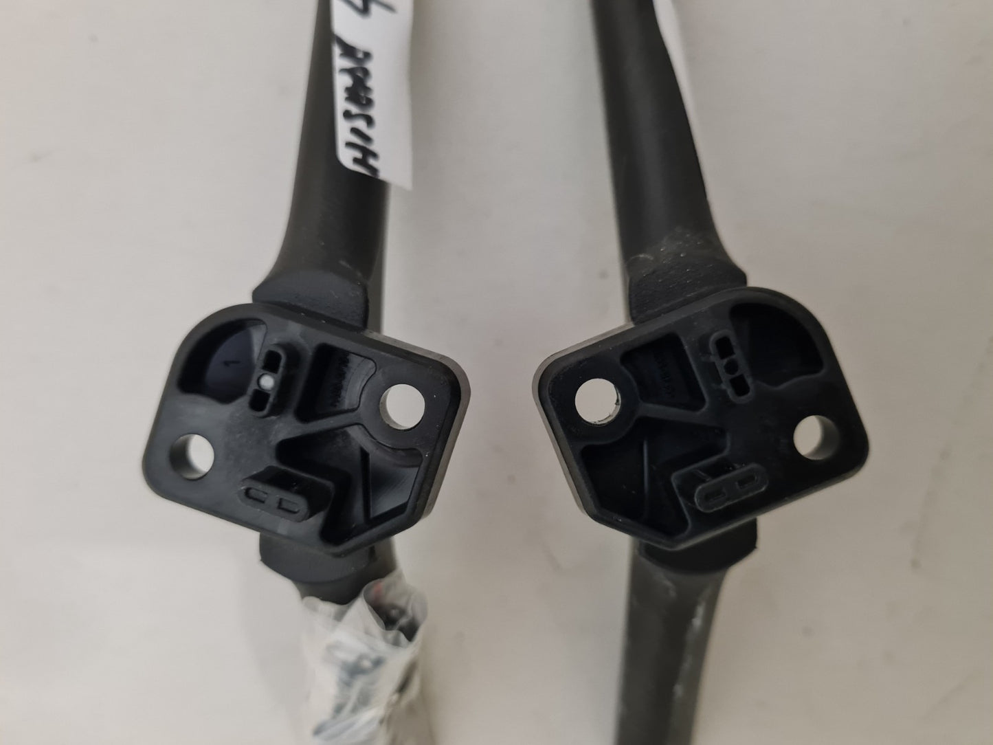 HISENSE 43S4 L&R FEET & SCREWS