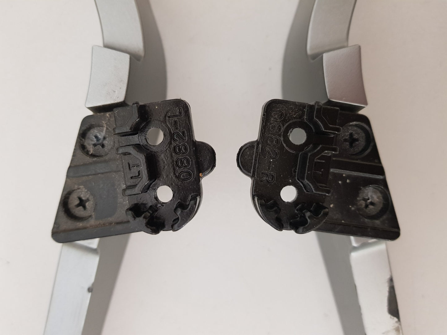 HISENSE 50N6 L&R FEET & SCREWS