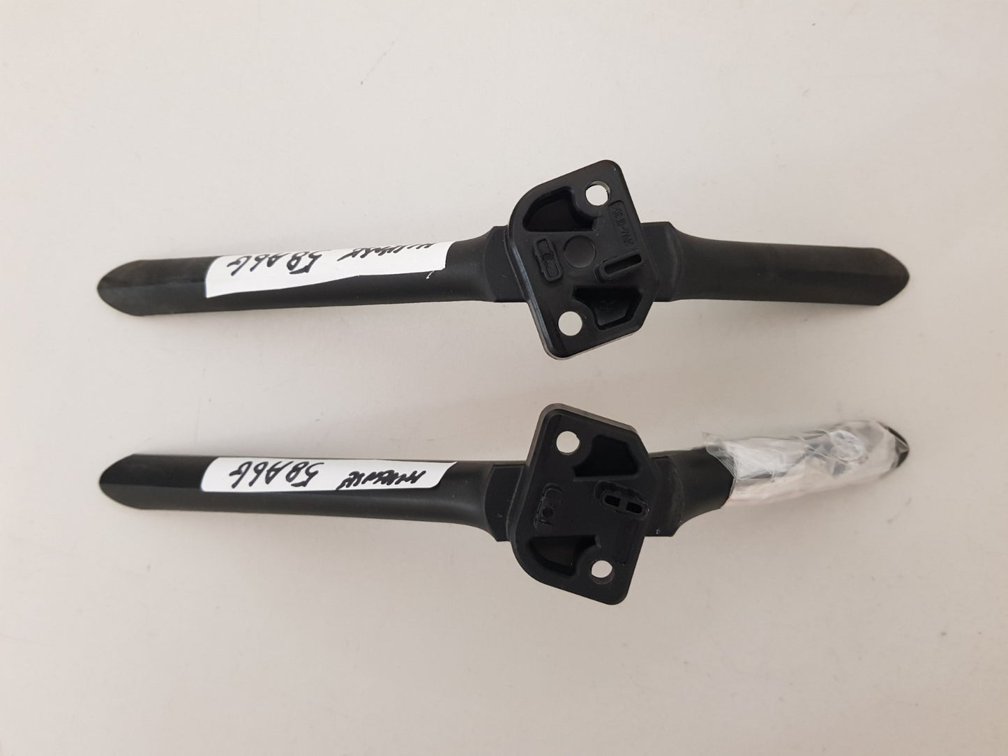 HISENSE 58A6G L&R FEET & SCREWS