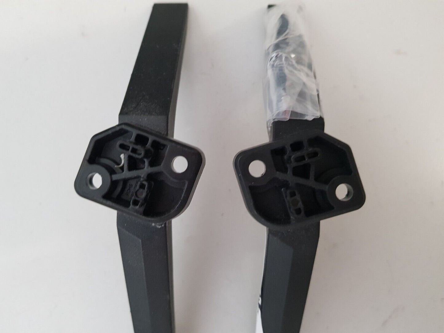 GENUINE HISENSE 40A4NAU L&R FEET & SCREWS