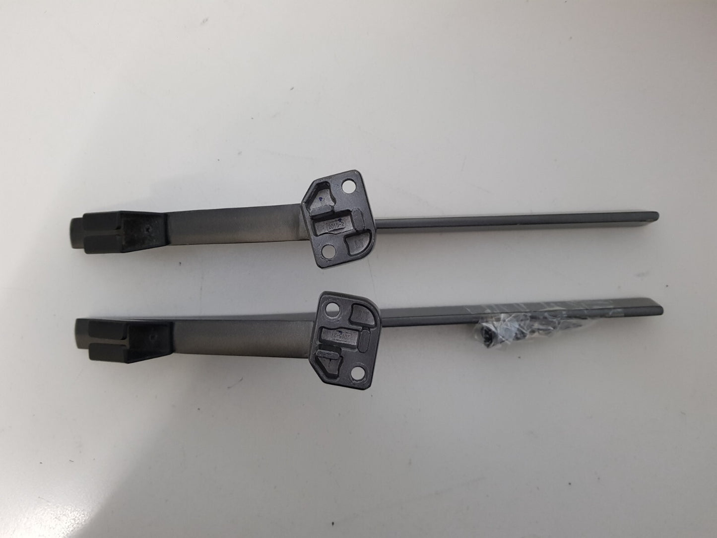 GENUINE HISENSE 65A7G L&R FEET & SCREWS