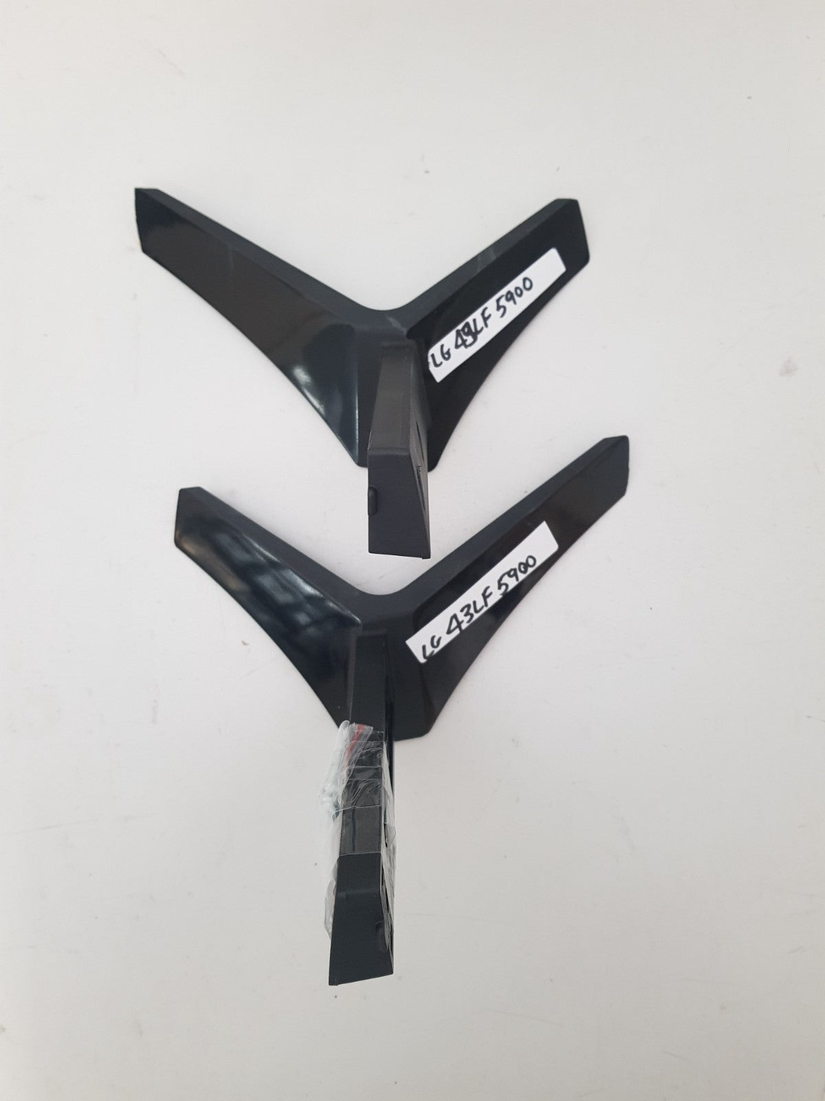 LG 43LF5900 L&R FEET & SCREWS