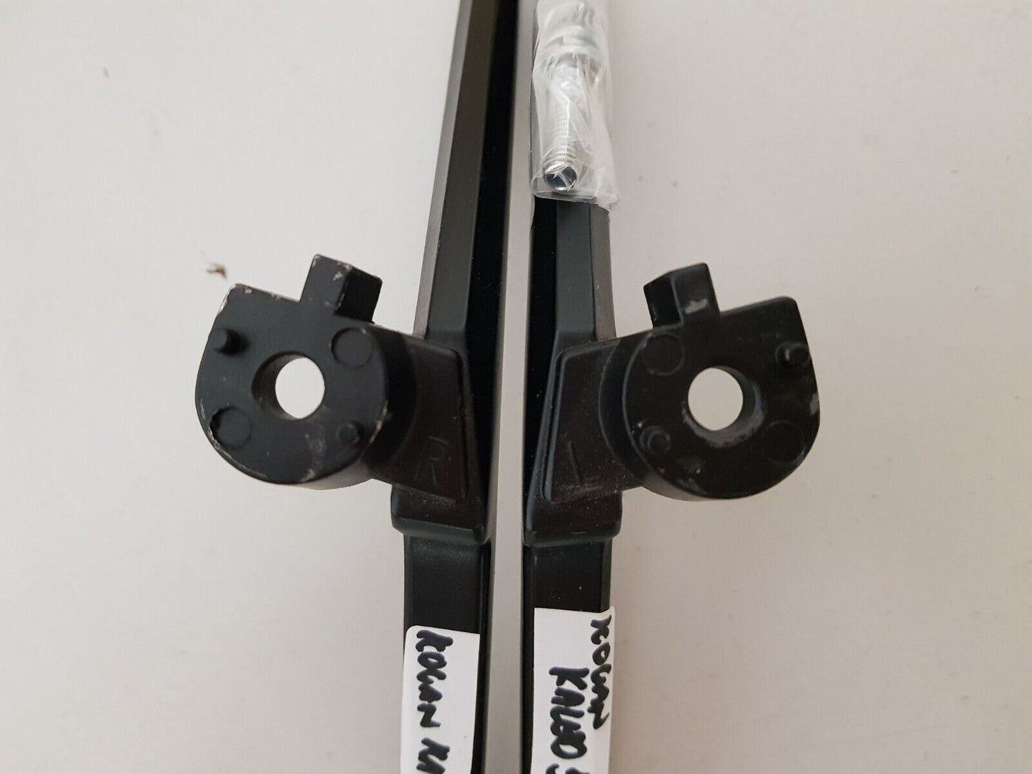 GENUINE KOGAN KALED58LU8010STB L&R FEET & SCREWS