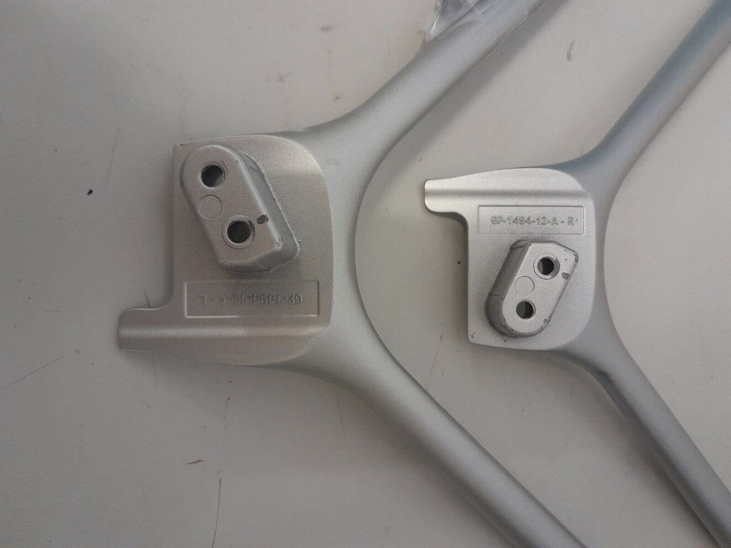 GENUINE HISENSE 65R6 L&R FEET & SCREWS