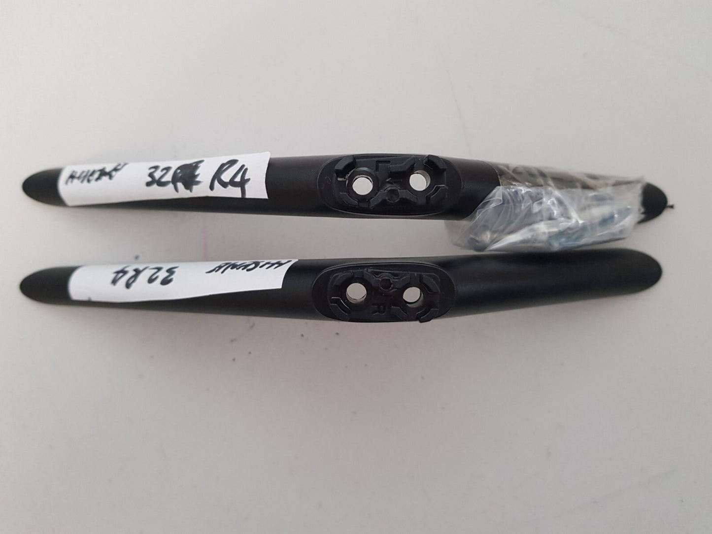 GENUINE HISENSE 32R4 L&R FEET & SCREWS