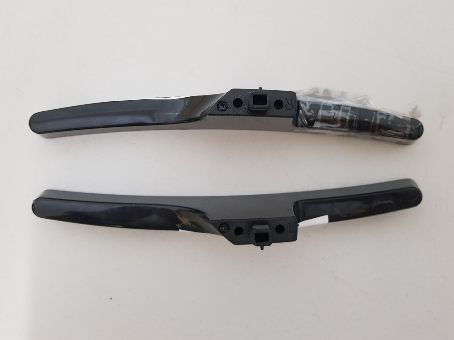SAMSUNG UA32T5300 AW L&R FEET & SCREWS